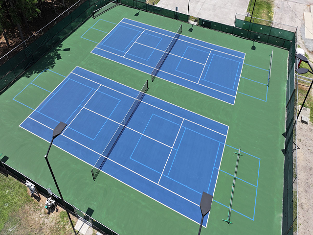 Sơn 2 lớp sân tennis-pickleball có 10% hạt cao su Decoturf USA trên nền nhựa
